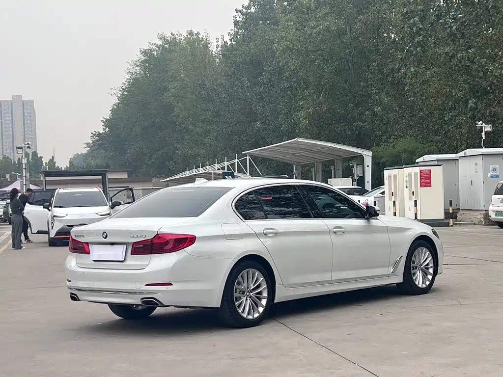 BMW 5 Series — миниатюра 5