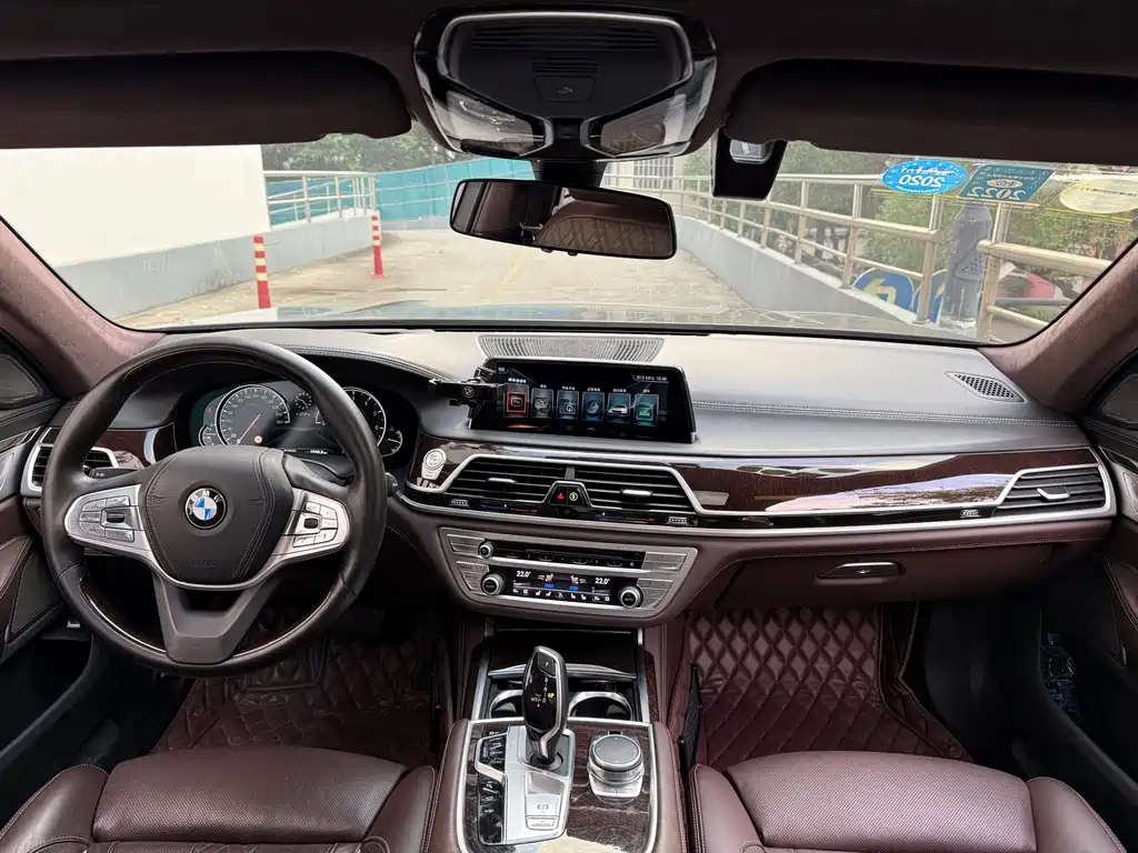 BMW 7 Series — миниатюра 9
