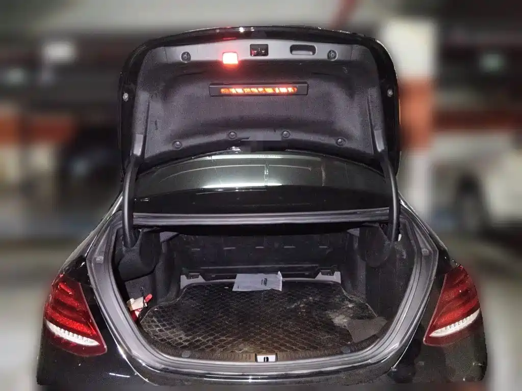 Mercedes-Benz E-Class — миниатюра 16
