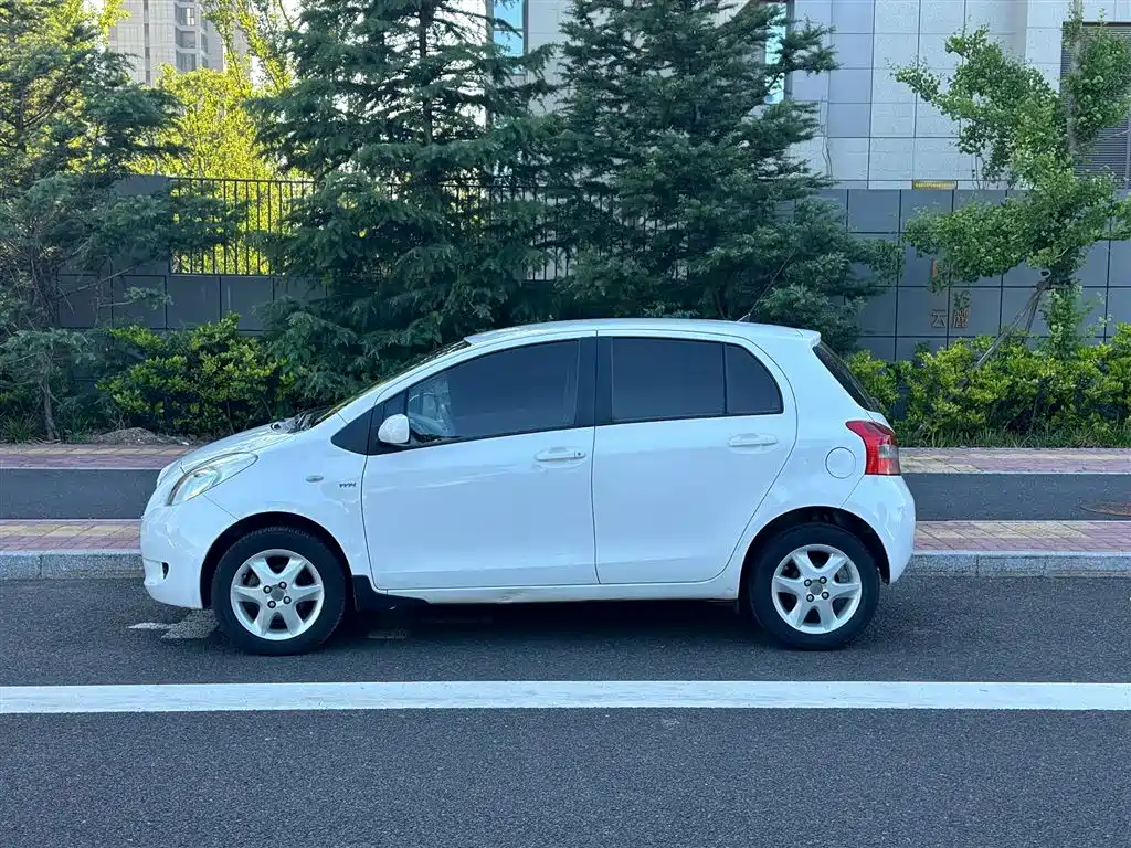Toyota Yaris 2011 1.6E AT