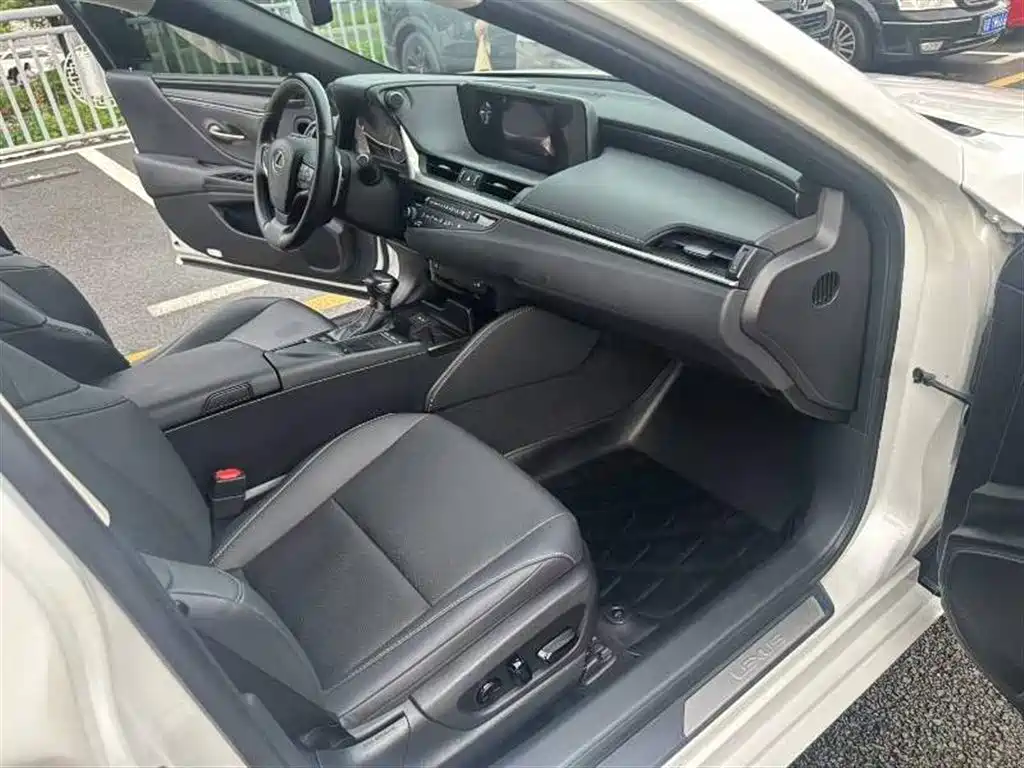 Lexus ES 2018 300h V