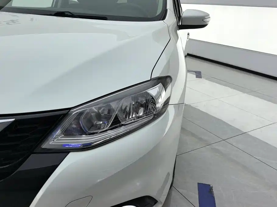 Nissan Tiida — миниатюра 5