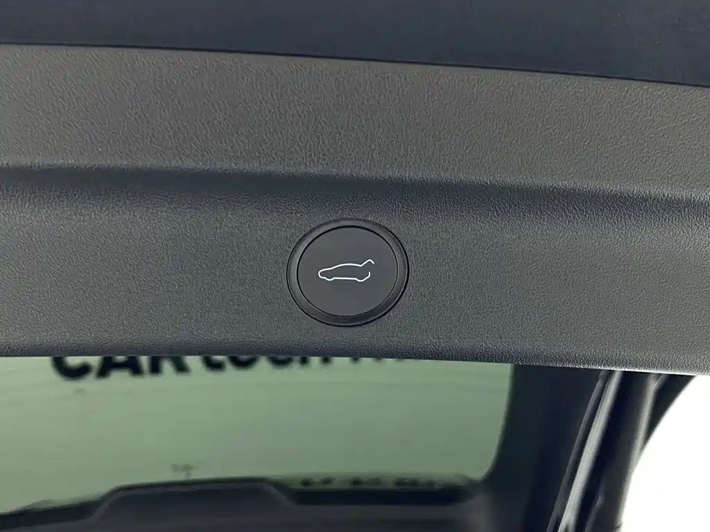 Tesla Model Y — миниатюра 24