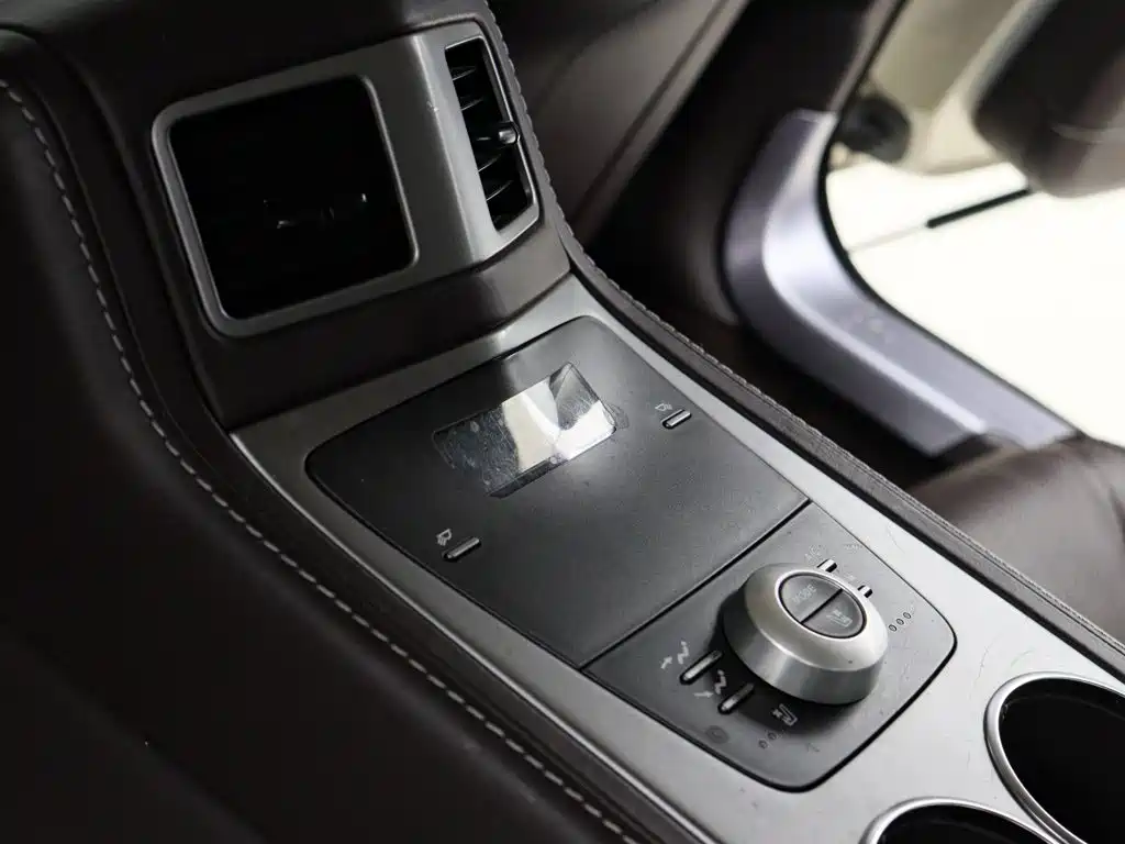 Aston Martin Rapide — миниатюра 7