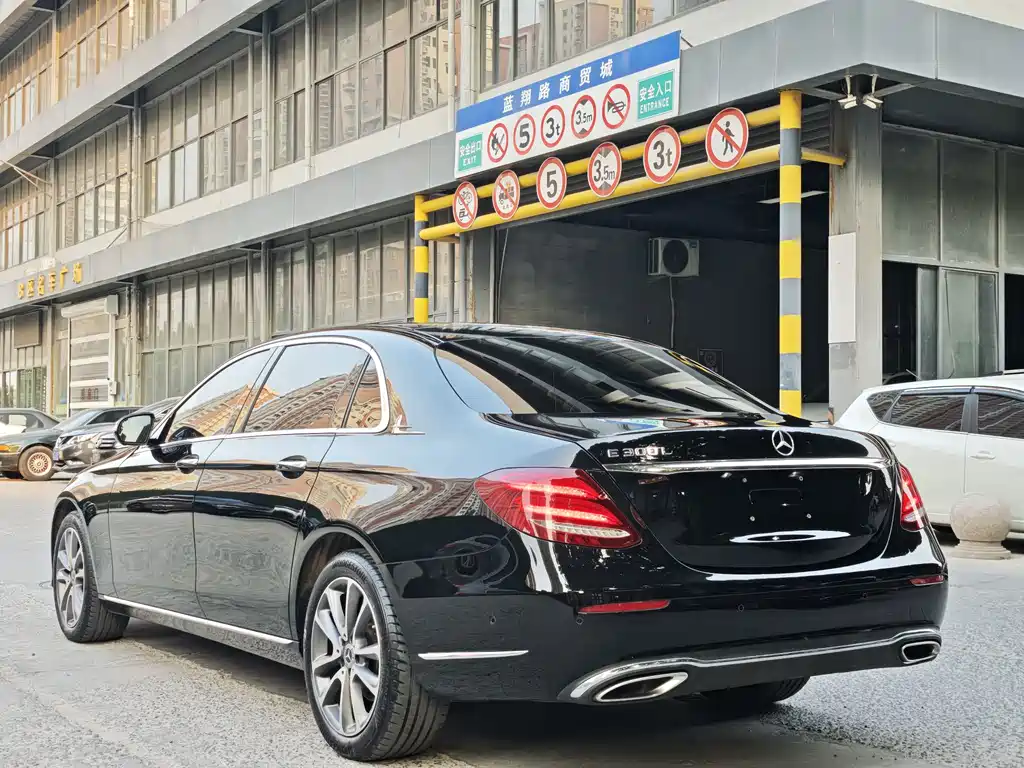 Mercedes-Benz E-Class — миниатюра 8