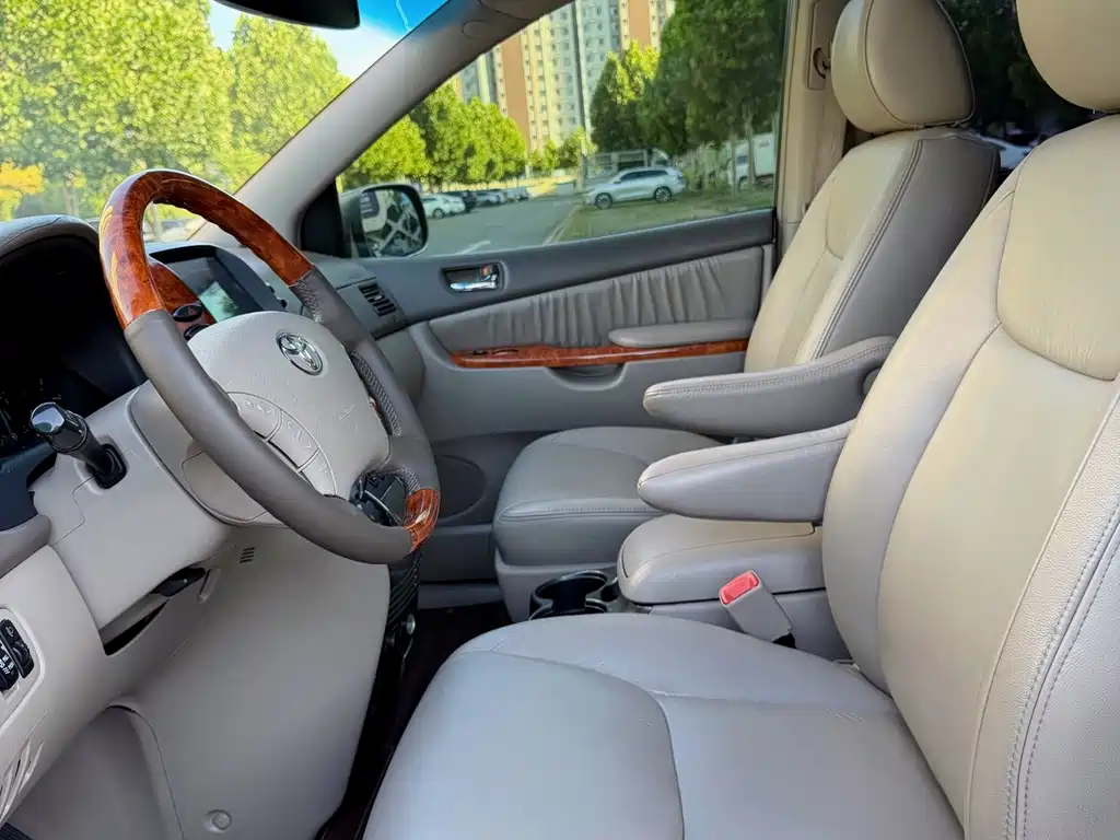 Toyota Sienna — миниатюра 8