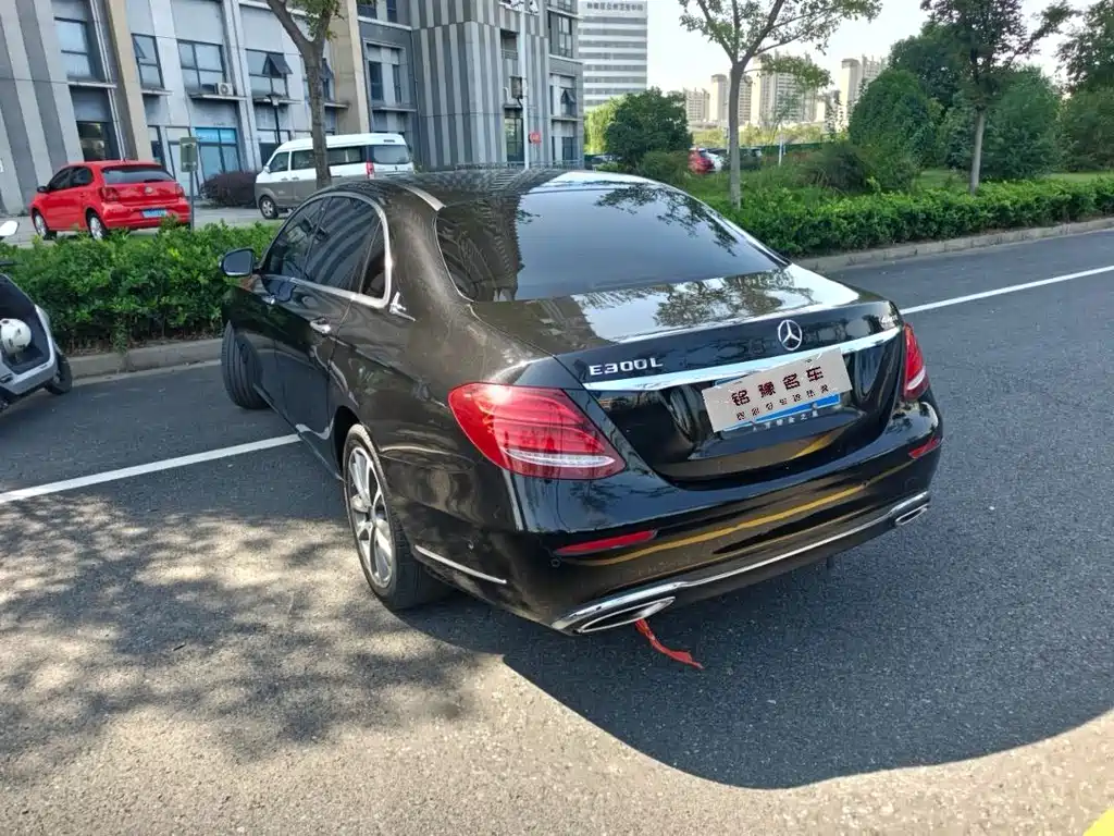 Mercedes-Benz E-Class — миниатюра 6