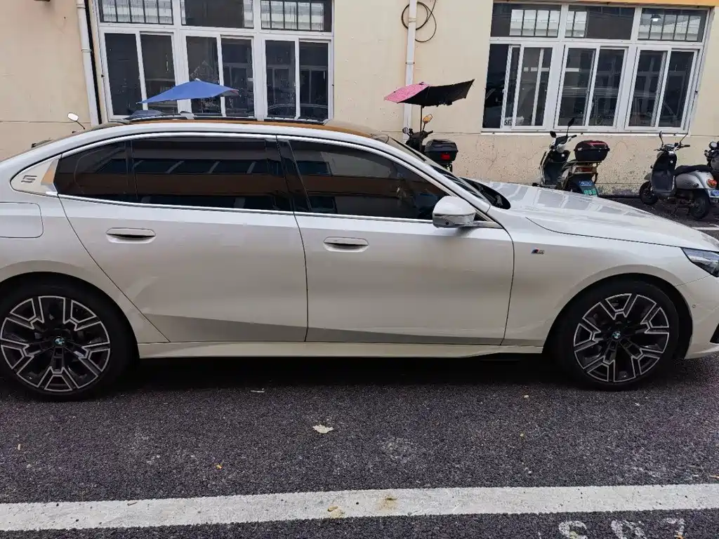 BMW 5 Series — миниатюра 10