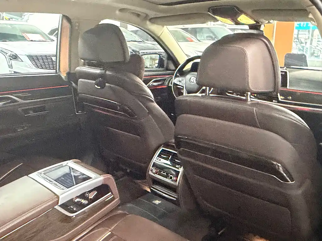 BMW 7 Series — миниатюра 12