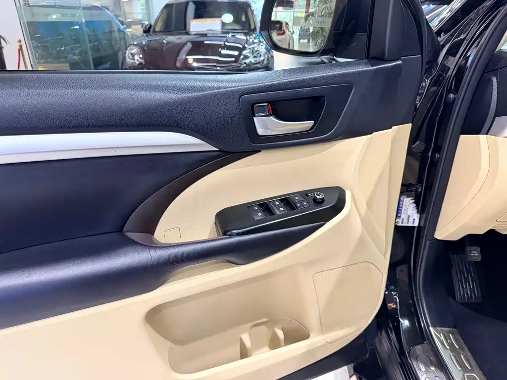 Toyota Highlander 2018 2.0T Luxury 7 мест V