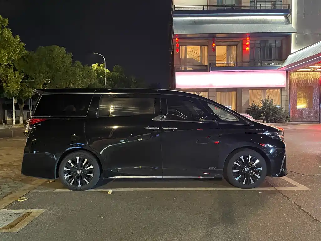 Toyota Alphard — миниатюра 3