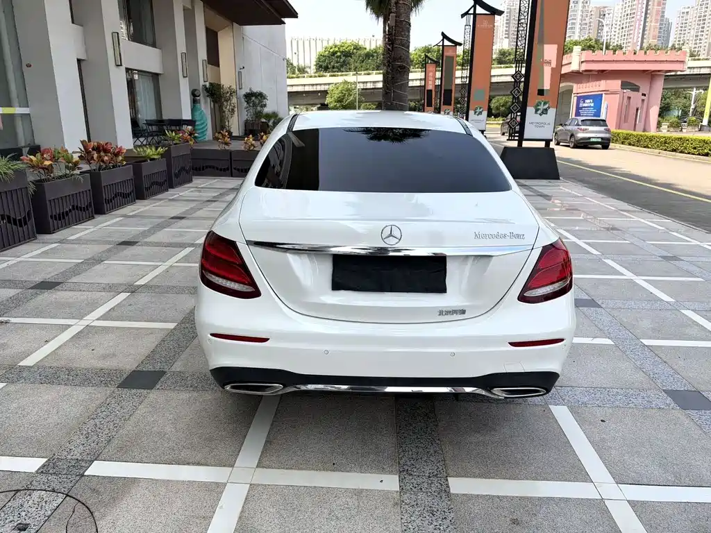 Mercedes-Benz E-Class — миниатюра 6