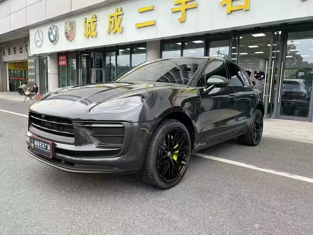 PORSCHE MACAN