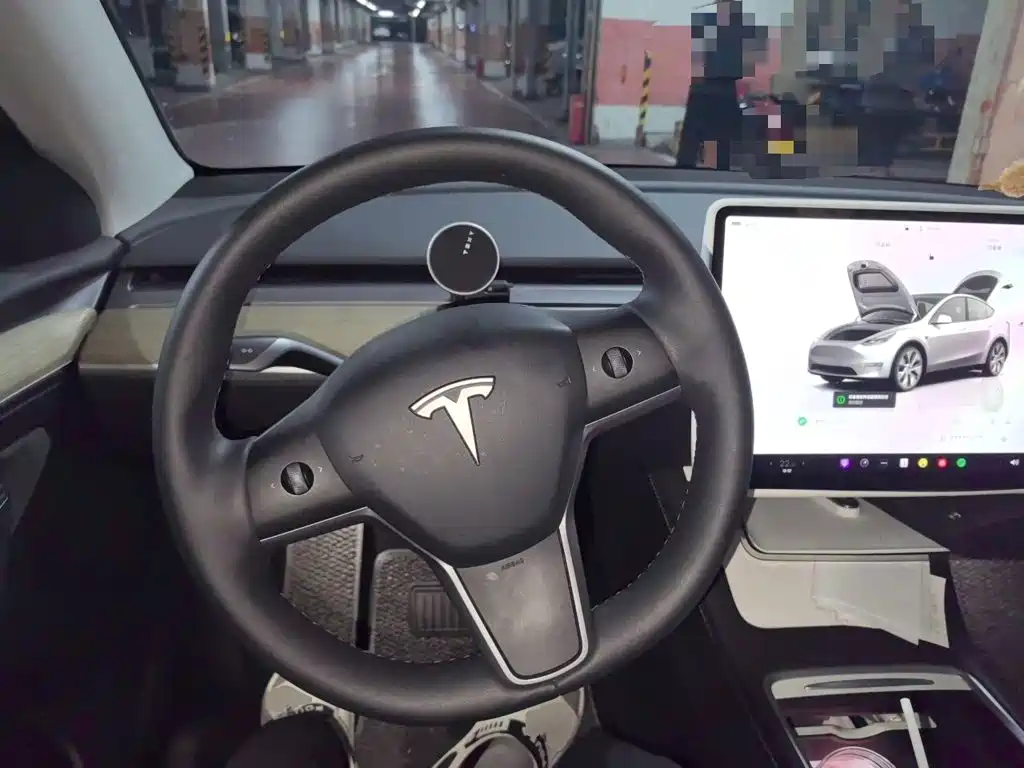 Tesla Model Y — миниатюра 3