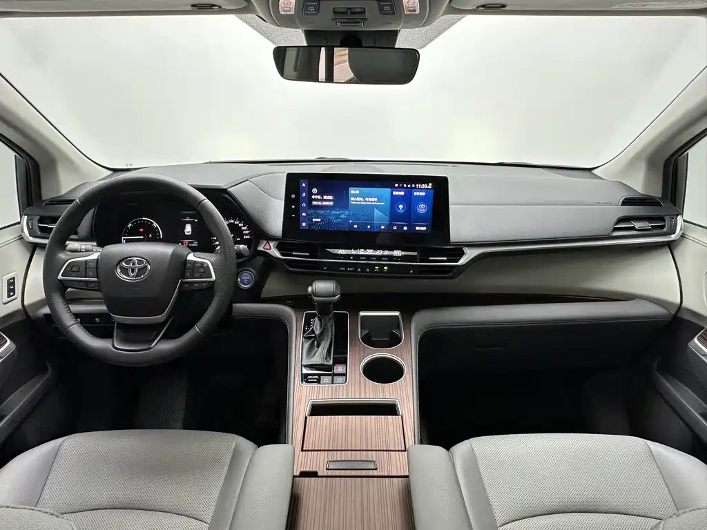 Toyota Granvia 2022 2.5L Luxury