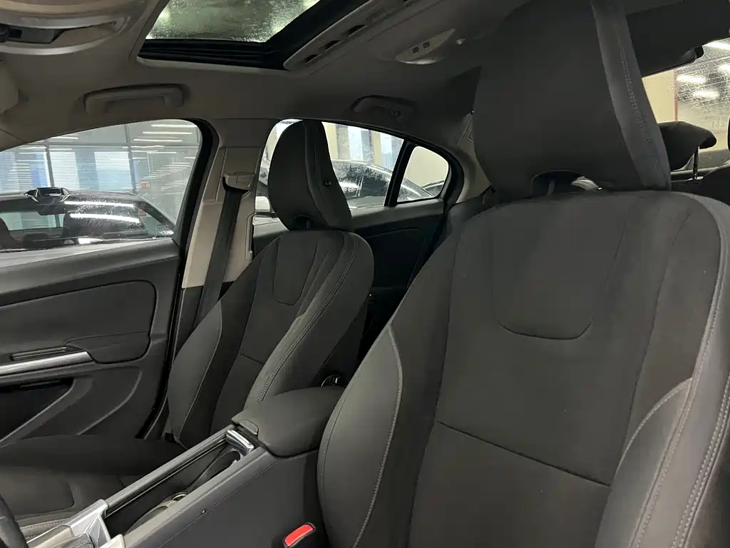 Volvo S60 (Import) — миниатюра 6