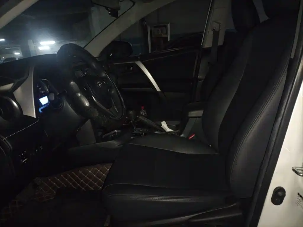 Toyota RAV4 — миниатюра 8
