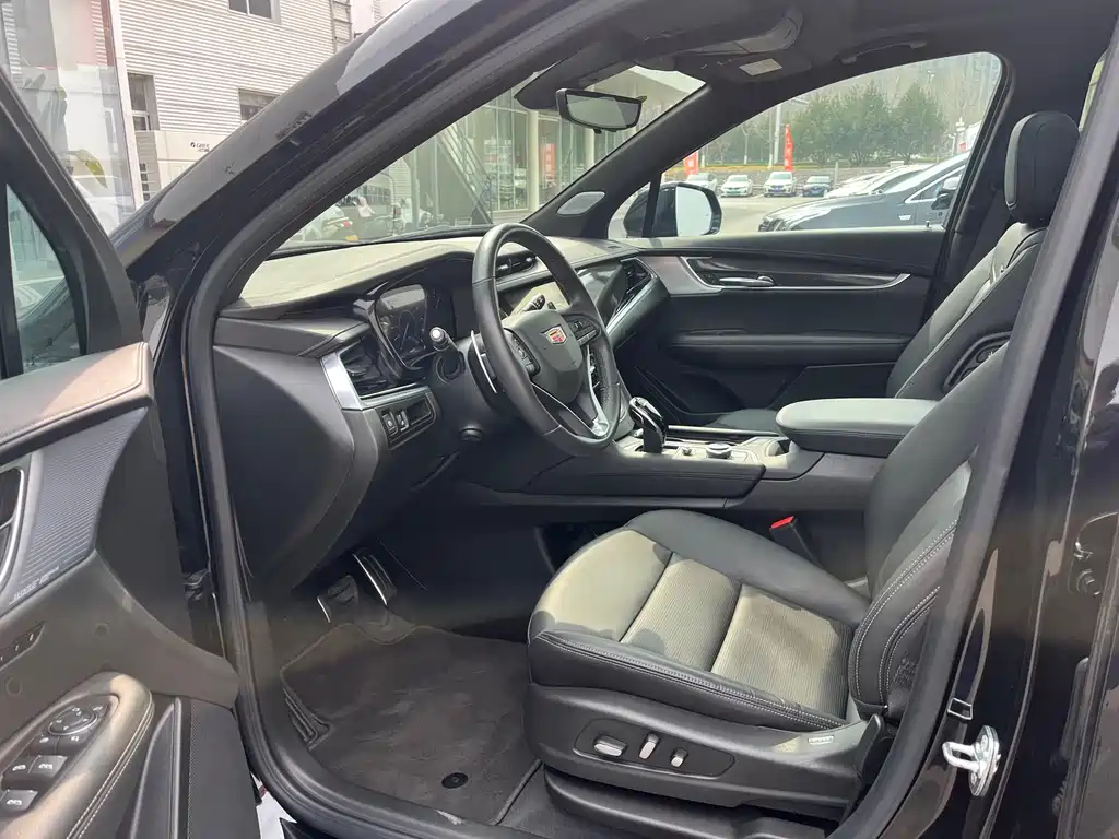 Cadillac XT6 2025 2.0T мест Luxury Executive