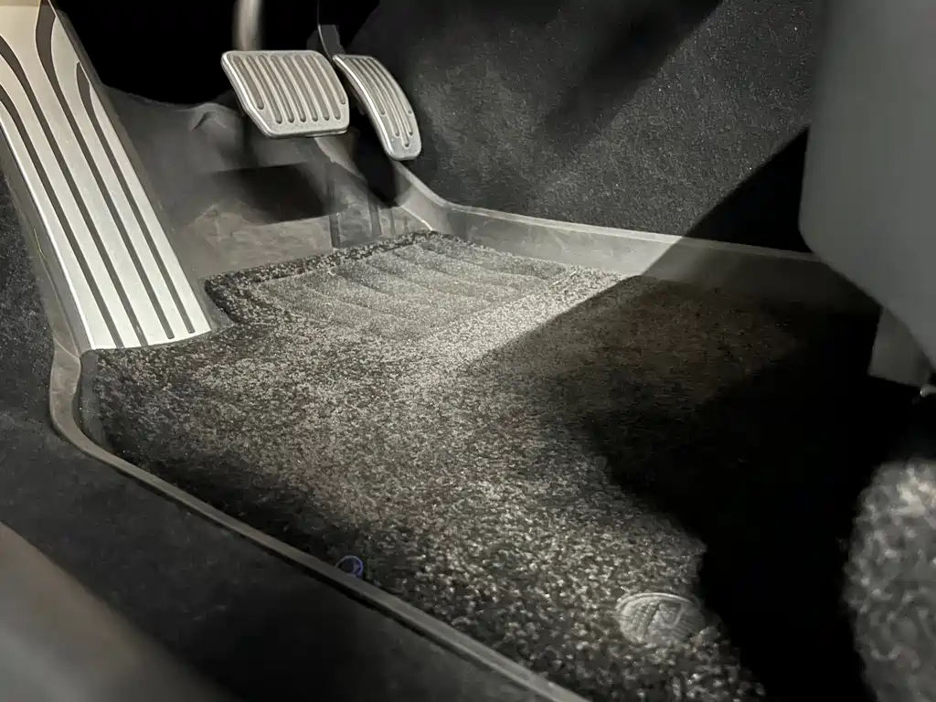 Tesla Model Y — миниатюра 9