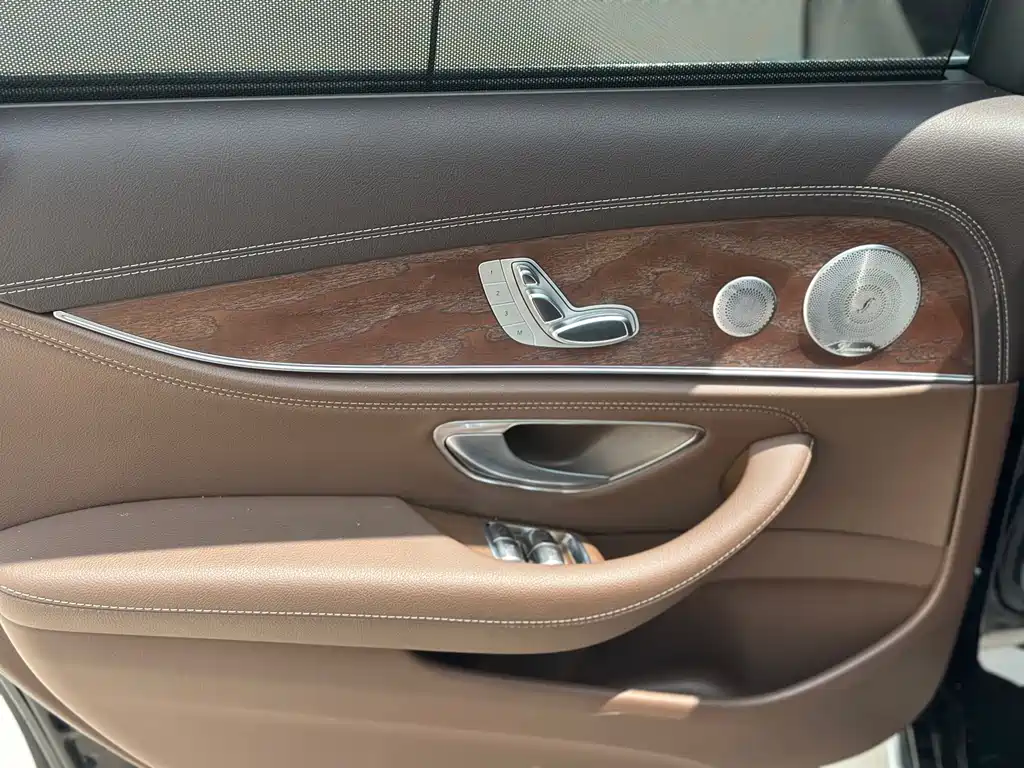 Mercedes-Benz E-Class — миниатюра 11