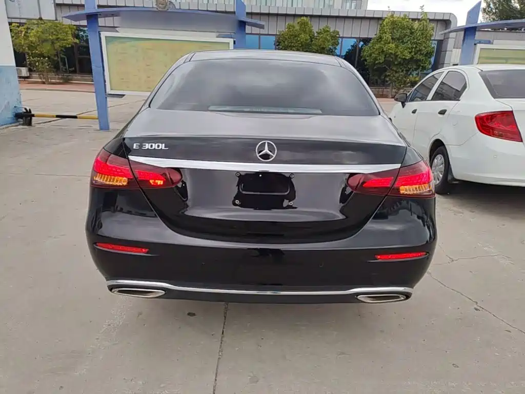 Mercedes-Benz E-Class — миниатюра 6