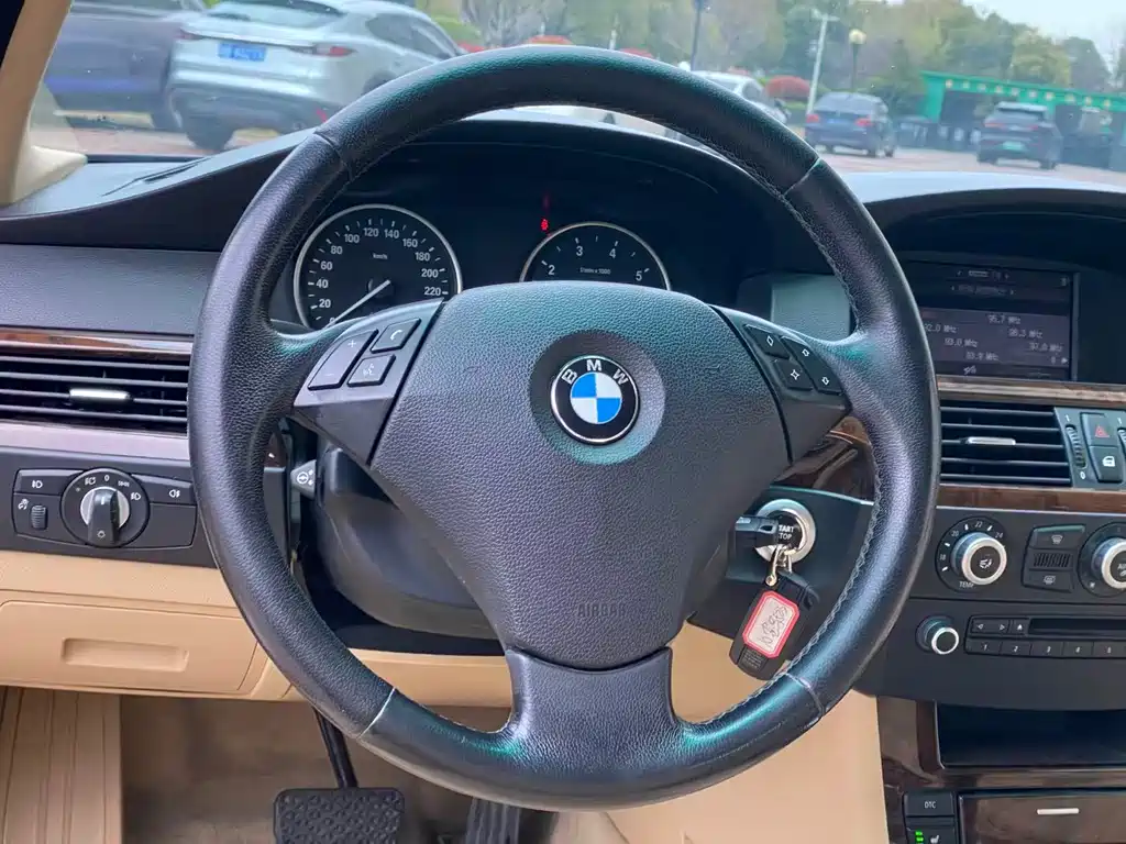 BMW 5 Series — миниатюра 8