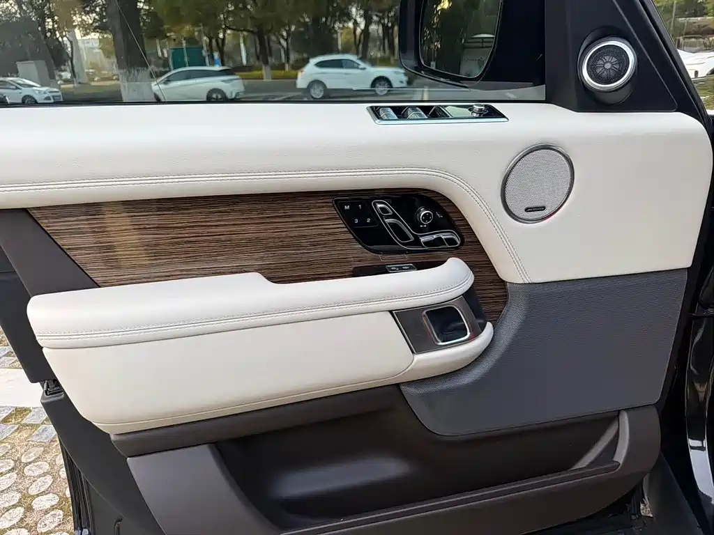 Land Rover Range Rover — миниатюра 8