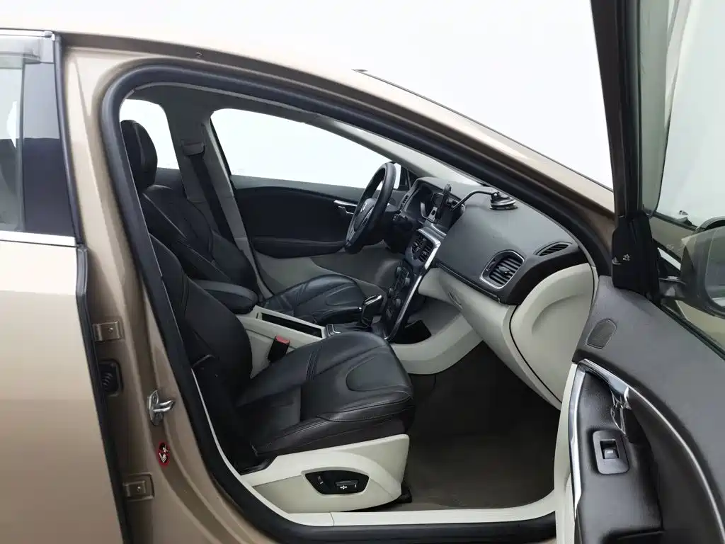 Volvo V40 — миниатюра 23
