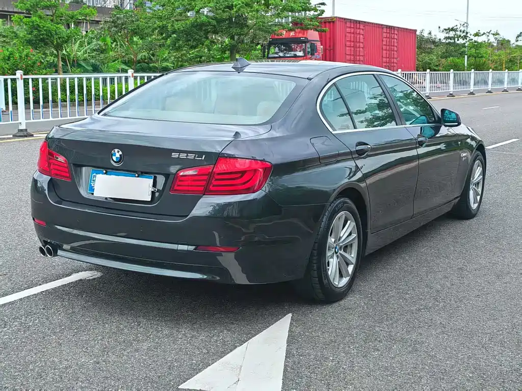 BMW 5 Series — миниатюра 7