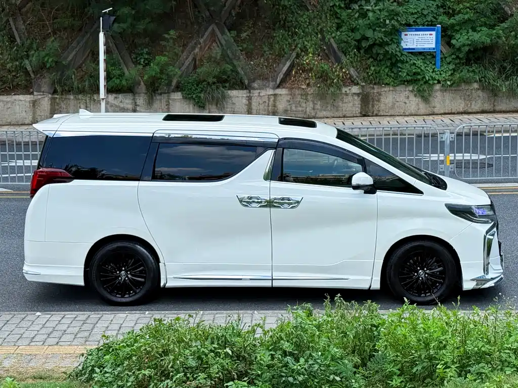 Toyota Vellfire — миниатюра 4