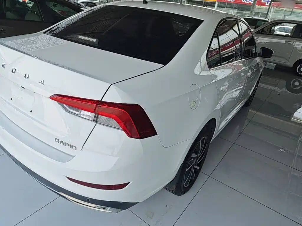 Skoda Rapid — миниатюра 7