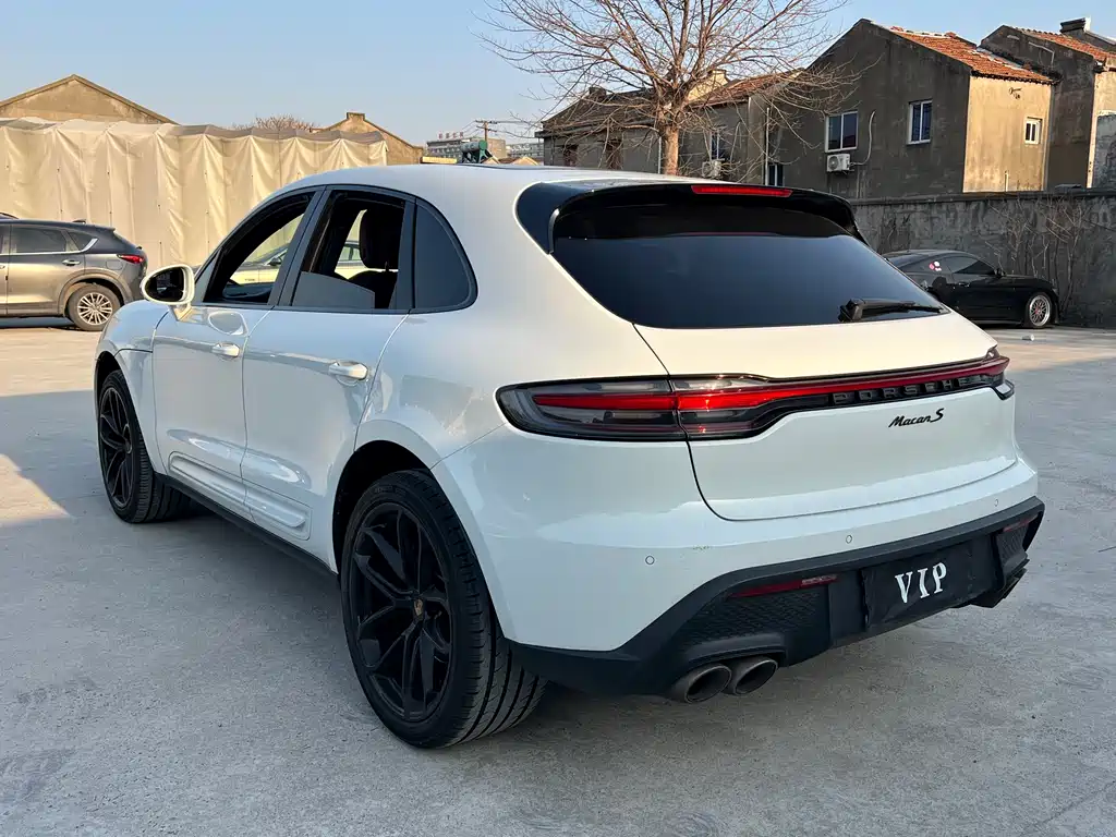 PORSCHE MACAN