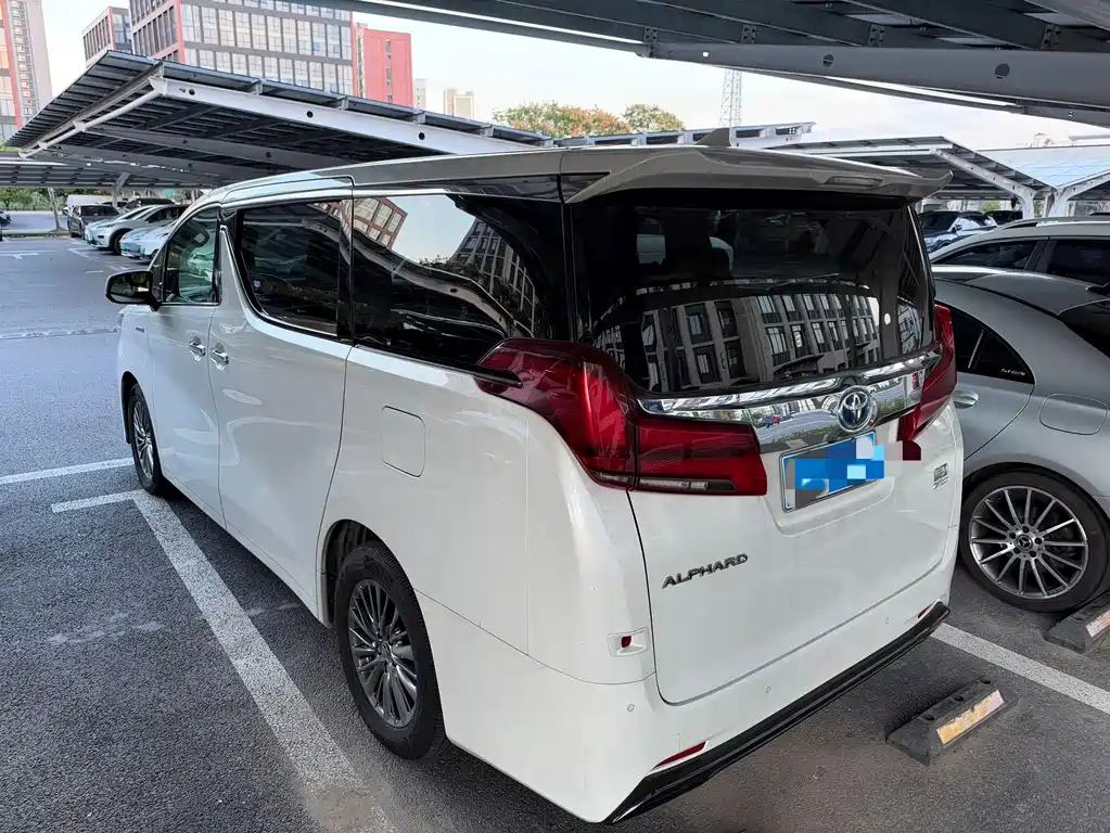 Toyota Alphard — миниатюра 3