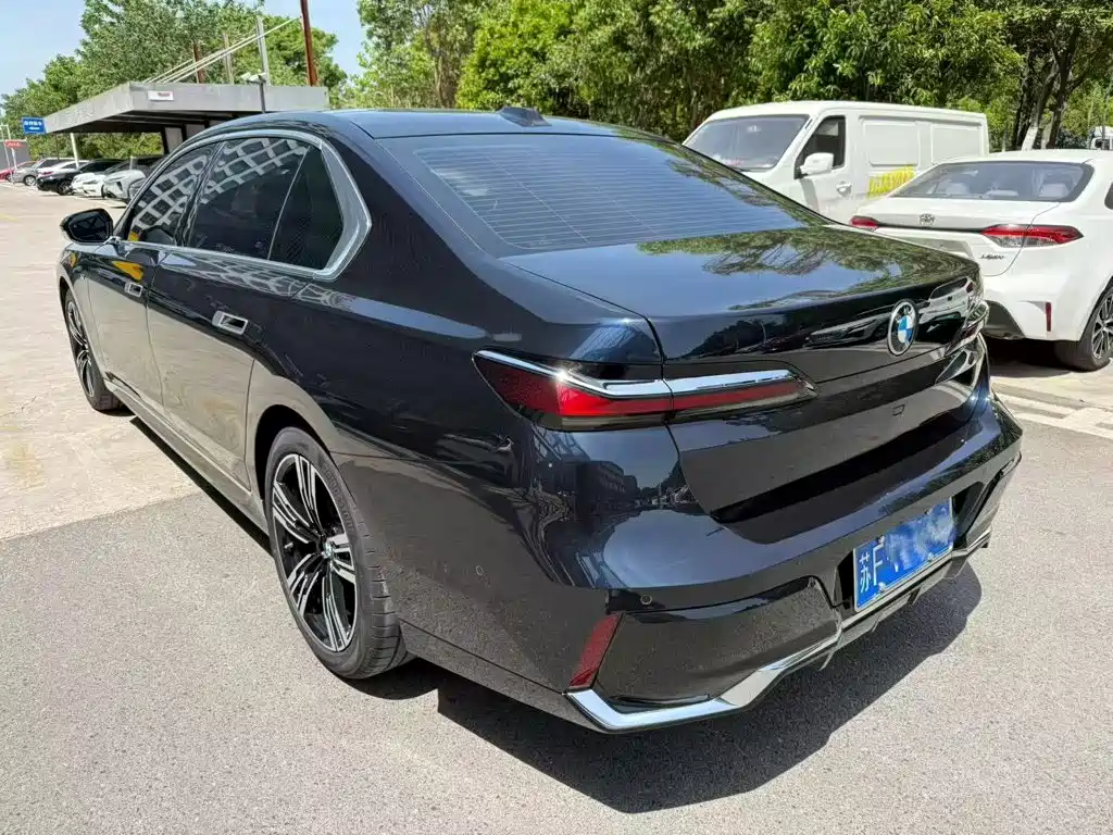 BMW 7 Series — миниатюра 8