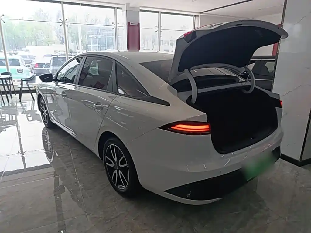 Roewe Young Wai D6 — миниатюра 5