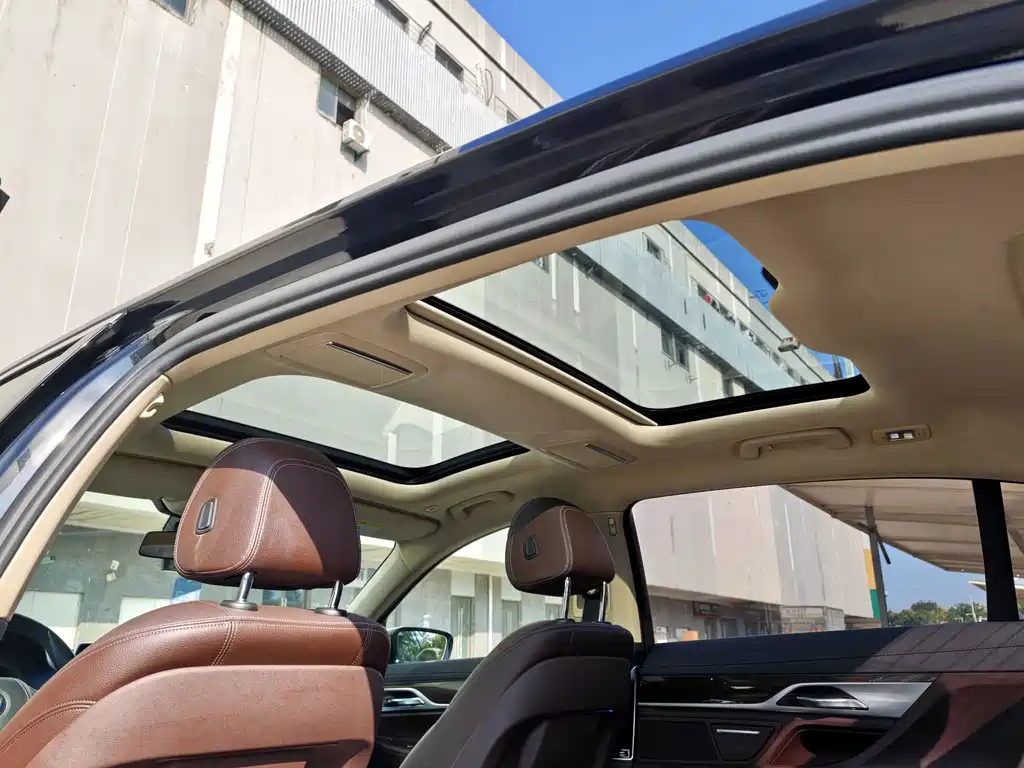 BMW 7 Series — миниатюра 12