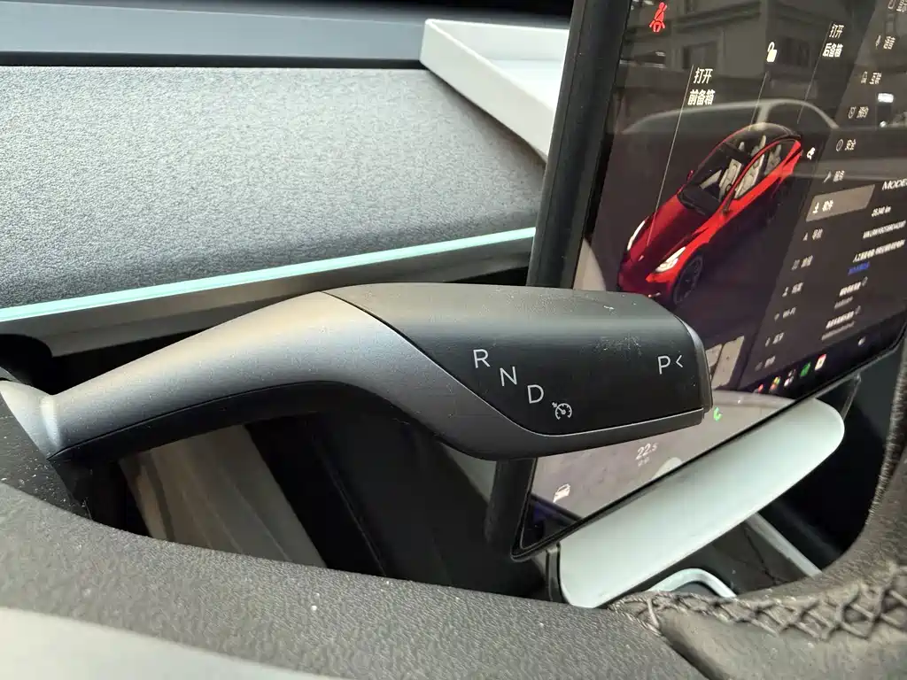 Tesla Model Y — миниатюра 8