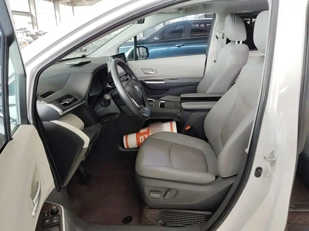Toyota Sienna — миниатюра 15