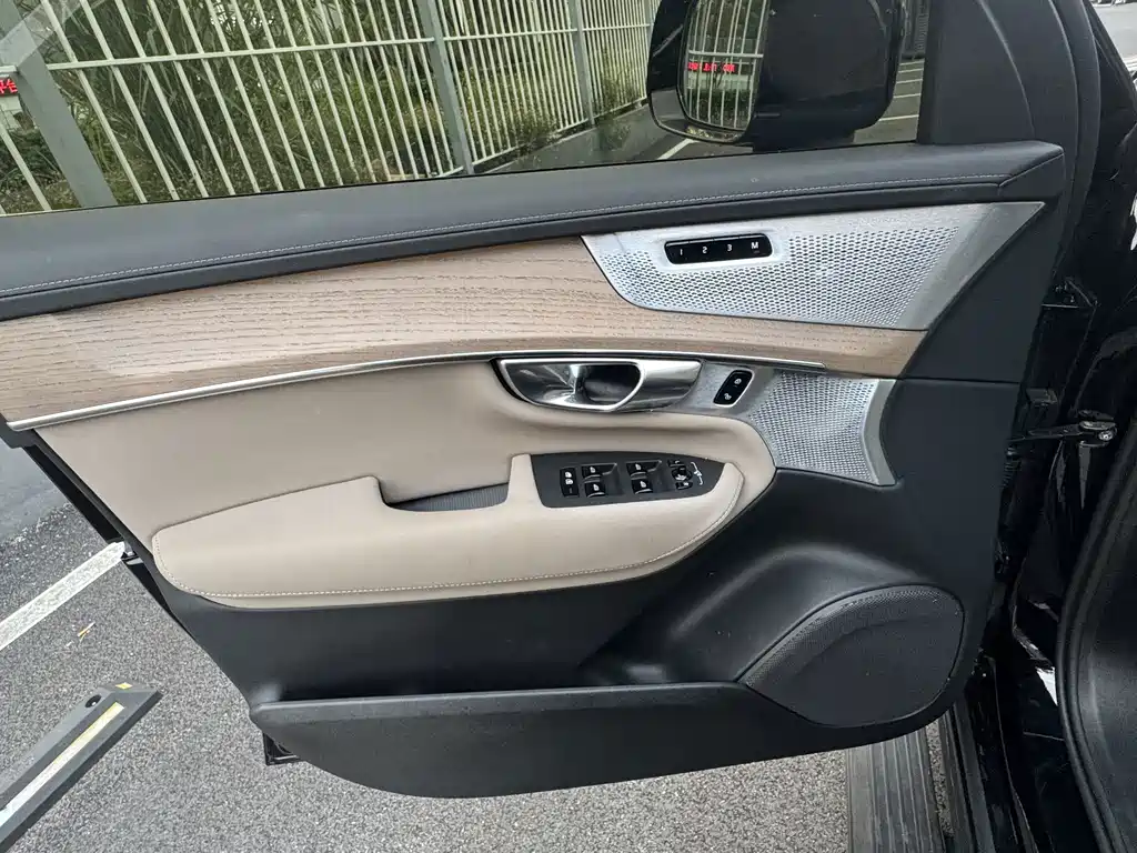 Volvo XC90 PHEV — миниатюра 12