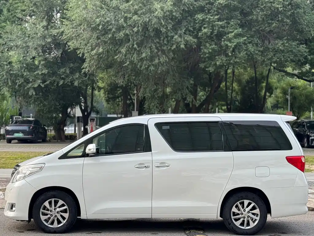 Toyota Alphard — миниатюра 5