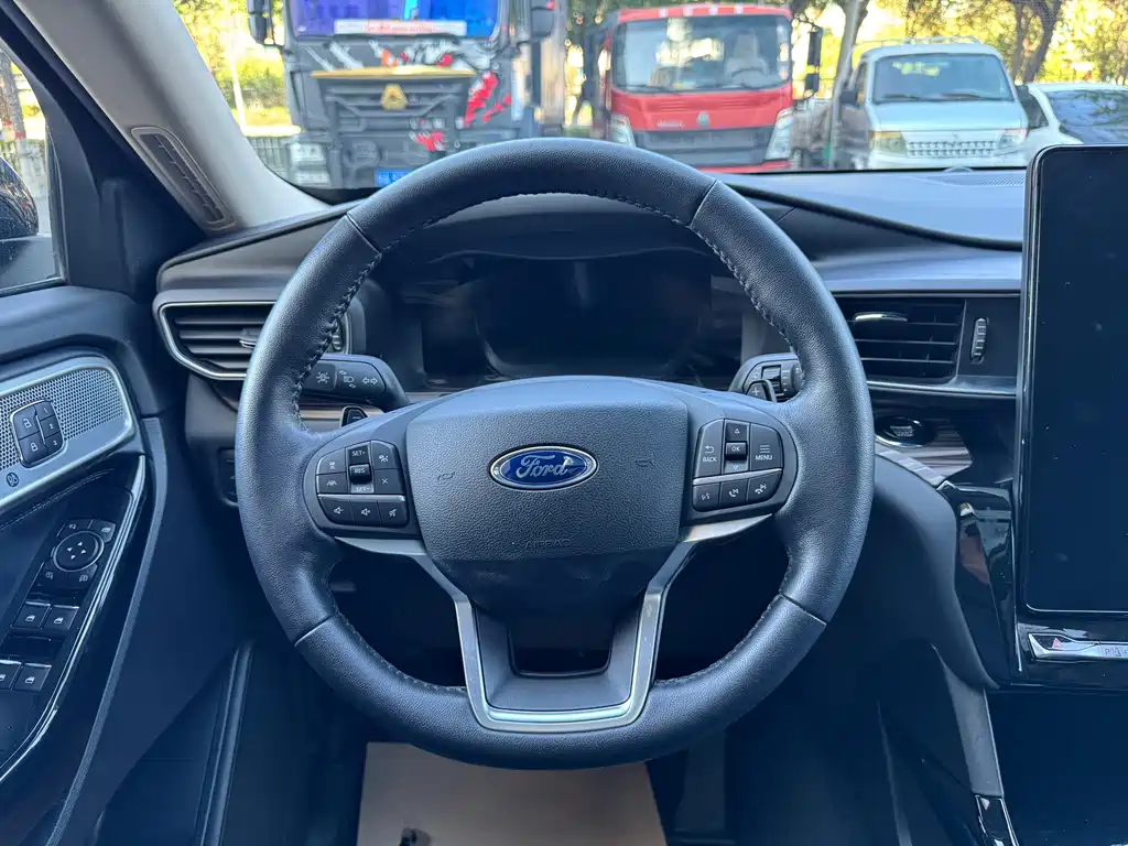 Ford Explorer — миниатюра 7
