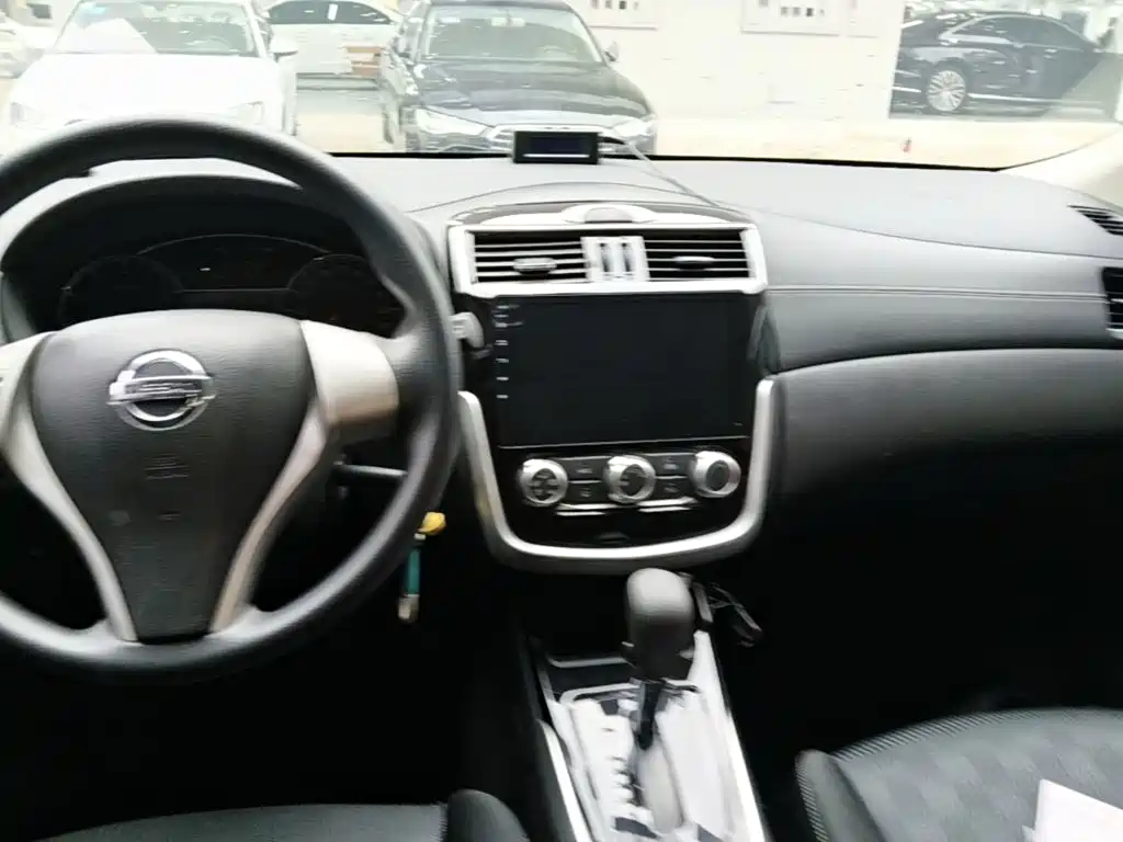Nissan Tiida — миниатюра 10