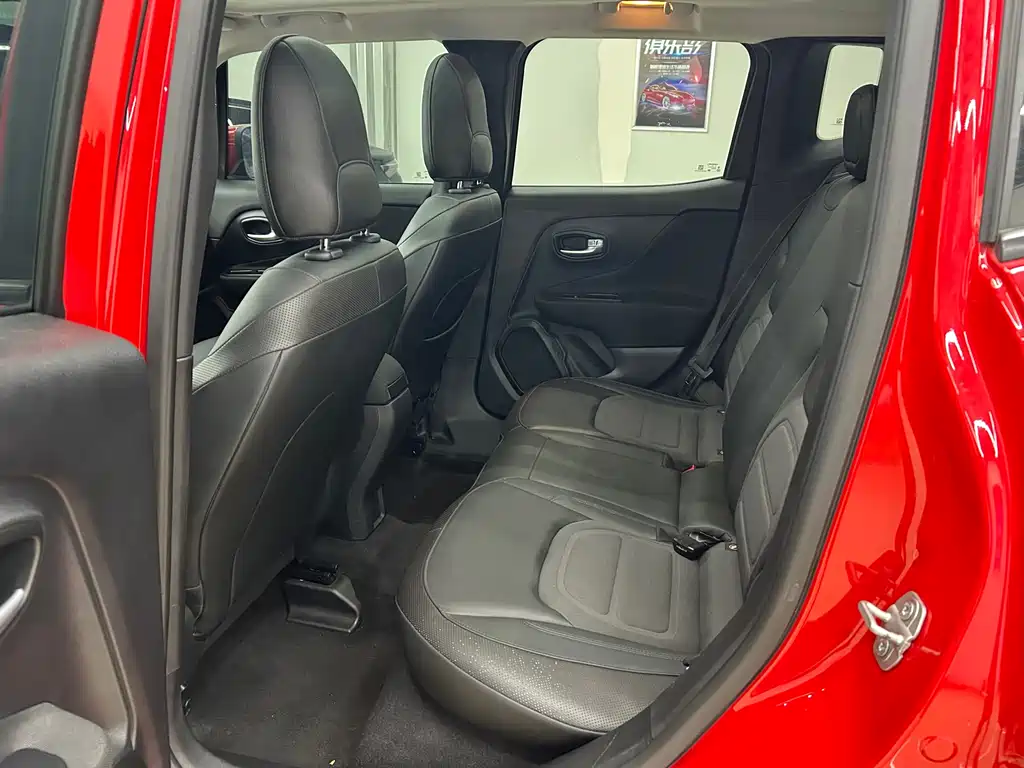 Jeep Renegade 220T Auto Leading Edition, фото 9