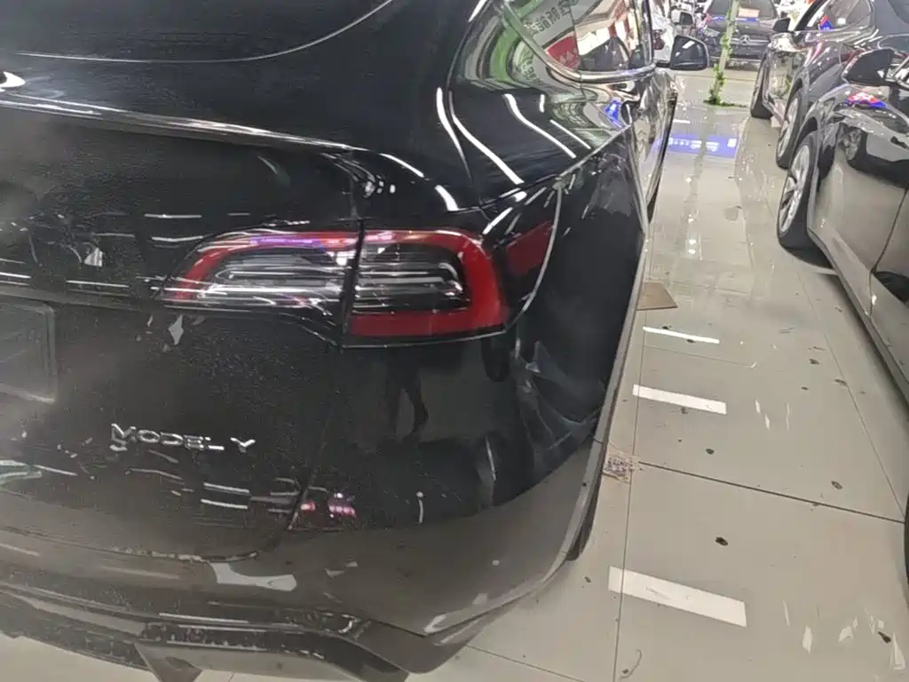 Tesla Model Y — миниатюра 8