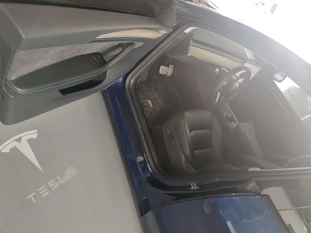 Tesla Model Y — миниатюра 16