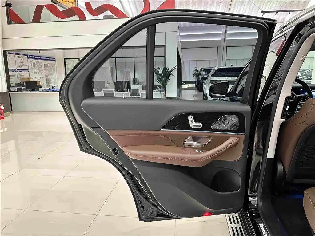 Mercedes-Benz GLE (Import) — миниатюра 26