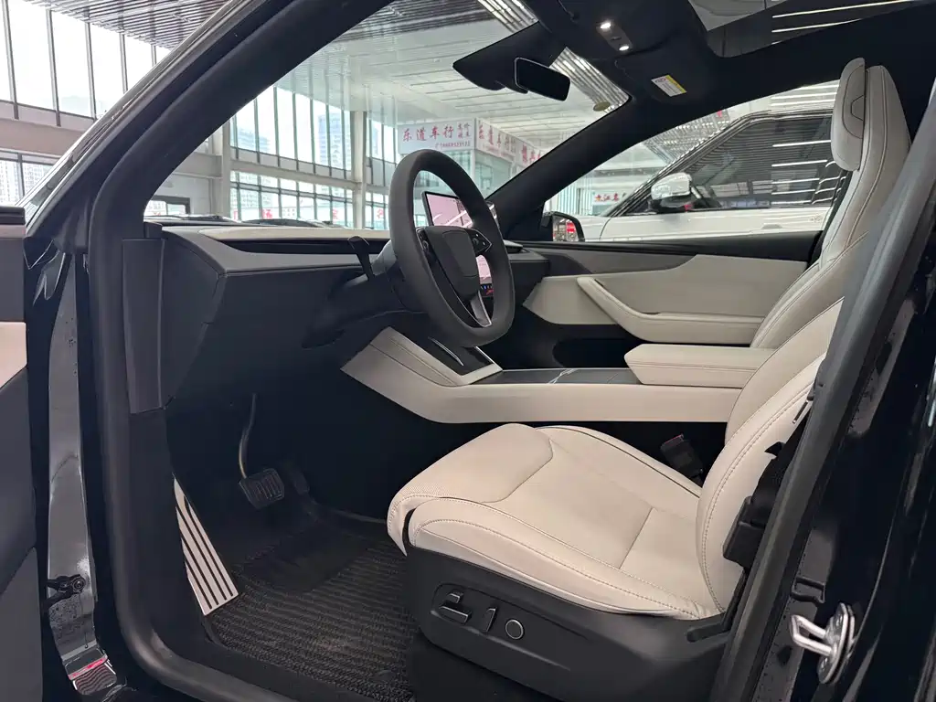 Tesla Model Y L — миниатюра 9