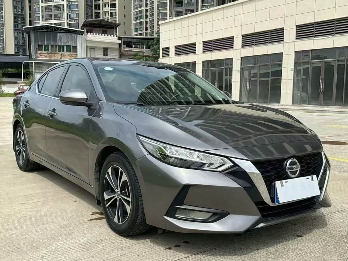 Nissan Sylphy 1.6 л 2021 г. Серебристо-серый, пробег 46000 км