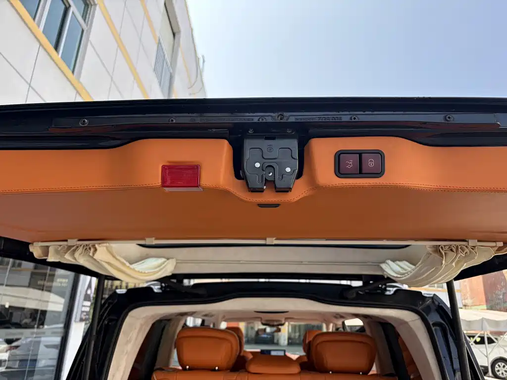 Mercedes-Benz V-Class (Import) — миниатюра 16