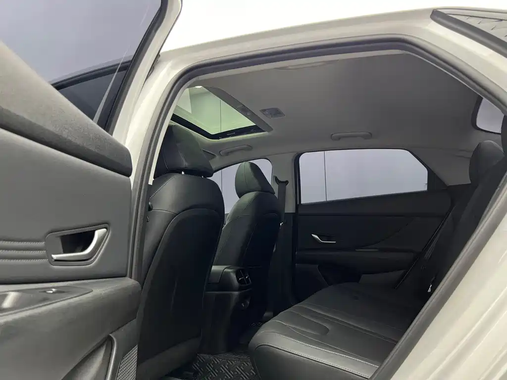 Hyundai Elantra — миниатюра 8